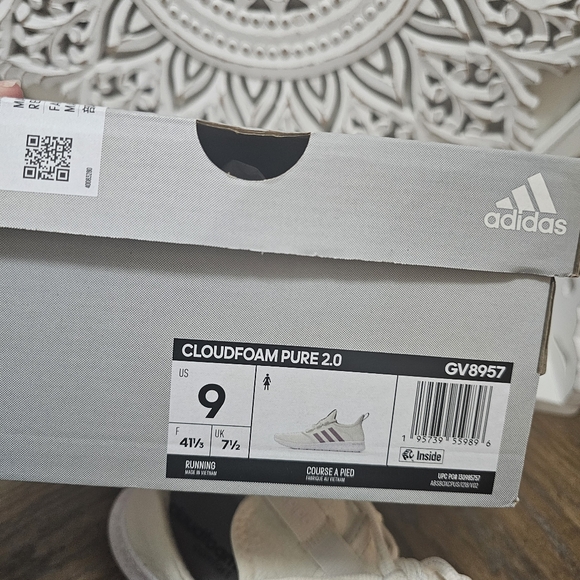NEW Adidas sneakers size 9 w/box - Picture 7 of 7